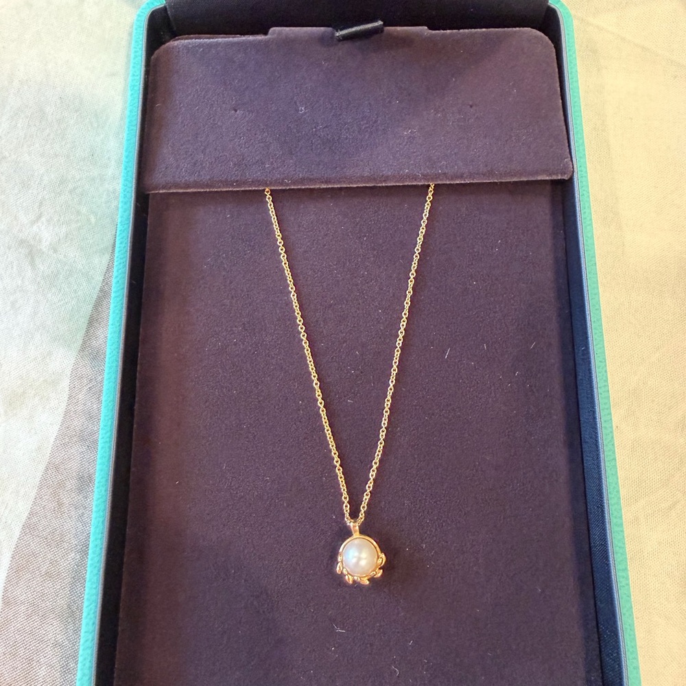 Tiffany Paloma Picasso Olive Leaf Pendant in Yellow Gold with Pearls